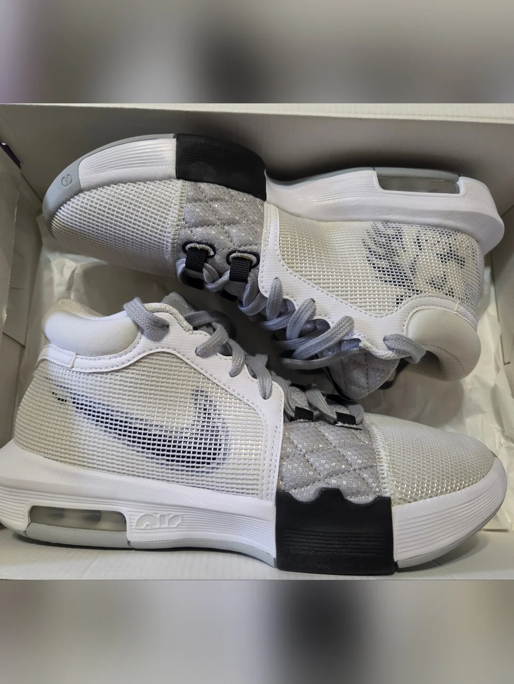 Nike Lebron Witness VIII Lion Crests Light Gray Sneakers 7 Men Or 8.5 Women. NEW